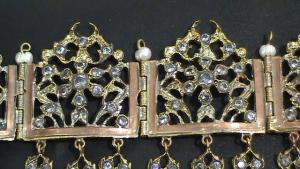 الحلي الذي تضعه العروسة على جبينها و المسمى  الجبين