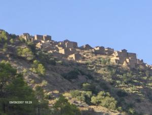 Le village de Hamda perché sur la montagne
