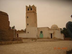 Le ksar de Chettma, la mosquée dans son architecture locale prend de la hauteur, elle est aussi le lieu de rencontre, d'échange et de prière