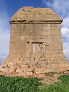 مقبرة قديمة بضواحي أكبو