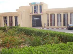 Devant l'entrée du Restauranr,Foyer et Cyber Cafe de l'Université de Biskra