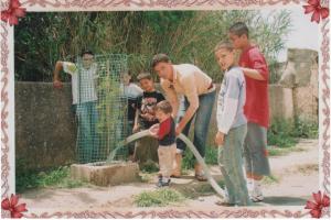 طفل من جمعية  الفصيل  لإعادة التشجير