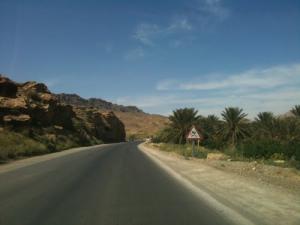 Autoroute dans la périphérie de Biskra