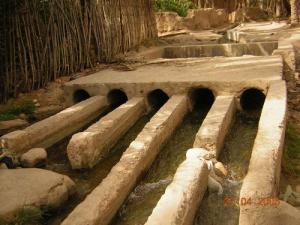 Le partage de l'eau d'irrigation dans la palmeraie de Chettma, une méthode millénaire qui prouve que le savoir-faire paysan a toujours fait de l'équité et la solidarté une ligne de conduite et une raison d'être