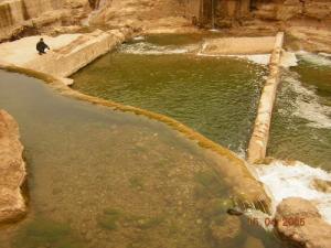La Déviation de l'Oued de Branis fait naître deux conduites d'eau à ciel ouvert l'une à droite et l'autre à gauche