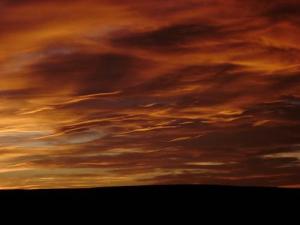 Un beau ciel rougeoyant survolant Béchar