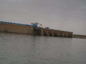 Vue latérale du barrage de Béchar