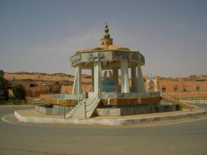 Architecture à un rond point de Kenadsa