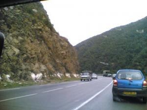 Autoroute traversant les vertes montagnes de Chrea