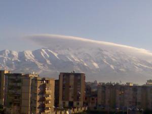 الجبال المحيطة بمدينة البويرة