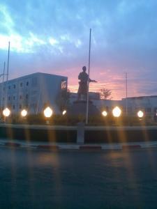 Statue rue du Moudjahid au centre ville de Bouira