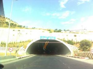 Entrée d'un tunnel près de la ville de Bouira
