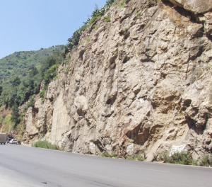 Sur la route de la commune de  Lakhdaria