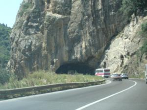 Tunnel creusé à même la roche à Lakhdaria