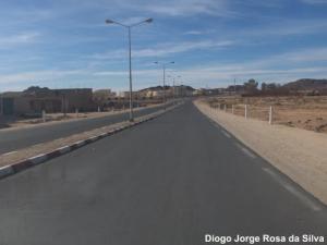 RUE PRINCIPALE DE TAMANRASSET, ROUTE NATIONALE N1, ALGÉRIE. (Avec l' Université au fond, à la gauche)