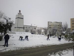 وسط مدينة باتنة تحت الثلوج