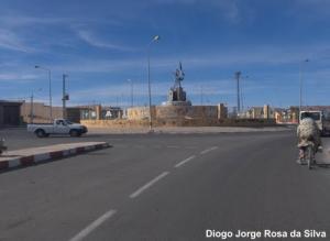 ROTONDE DANS LA RUE PRINCIPALE DE TAMANRASSET