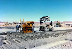 Usine de parpaing à Tamanrasset (1981)