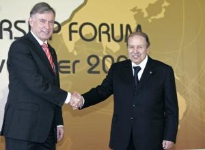 الرئيس بوتفليقة يرحب بنضيره الألماني  هورست كوهلر  خلال لقاء رسمي