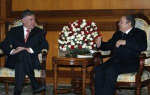 الرئيس بوتفليقة يرحب بنضيره الألماني  هورست كوهلر  خلال لقاء رسمي