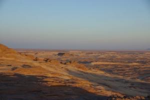Coucher de soleil, aux environs du camp de la « table » (non loin d'In Akacheker et de la plaine de Tagrara  camp de l'oued Hartes)
