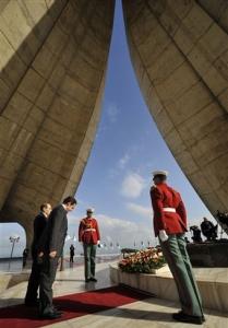 الرئيس الفرنسي في زيارة رسمية للجزائر