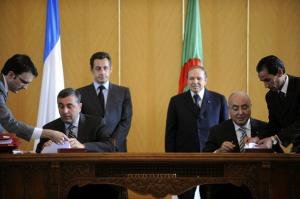 الرئيس الفرنسي في زيارة رسمية للجزائر