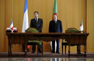 الرئيس الفرنسي في زيارة رسمية للجزائر