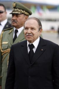 الرئيس الفرنسي في زيارة رسمية للجزائر