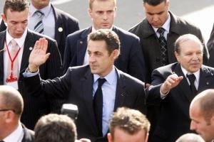 الرئيس الفرنسي في زيارة رسمية للجزائر