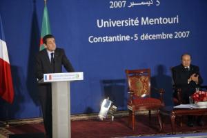 الرئيس الفرنسي في زيارة رسمية للجزائر