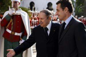 الرئيس الفرنسي في زيارة رسمية للجزائر