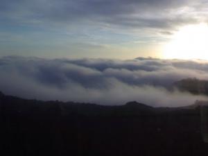 Jour de Brouillard sur la ville vue depuis la montagne