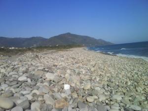 Plage de galets à Sidi Khelifa