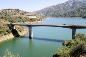 Pont sur le barrage de Taksebt