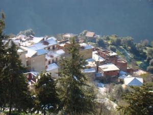 Village de Ait Halli au bord du barrage de Taksebt