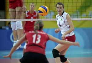 لاعبات الكرة الطائرة نوال منصوري و صليحة بن حمودة خلال الألعاب الأولمبية 2008