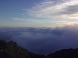 Jour de Brouillard sur la ville vue depuis la montagne