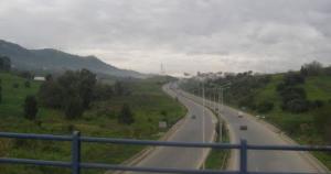 Sur le pont de At Dwala au dessus de la rocade-sud Tizi Ouzou