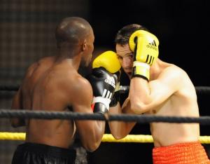 الملاكم الجزائري ابراهيم معزوزة