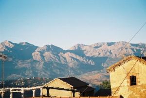 Vue sur les montagnes du Djurdjura depuis Tizi Hibel