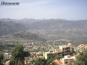 Vue sur la chaîne montagneuse du Djurdjura depuis le village d'Ighitoussene