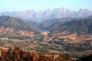Le Barrage Taksebt et la chaîne du Djurdjura, Vus depuis Ait Aissa Mimoun