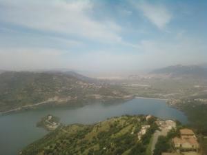 Vue sur le barrage de Taksebt