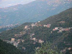 Villages disséminés dans la forêt environnante de Tizi ouzou