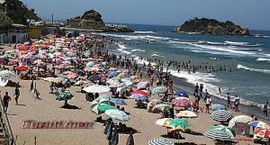 La plage de Tigzirt en Saison Estivale