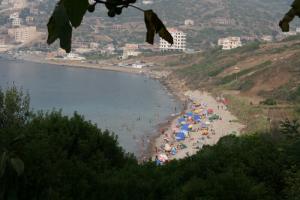 La plage de Tigzirt en Saison Estivale