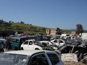 Cimetière de voitures dans la commune de  Draa Ben Khadda