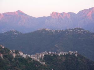 Vue d'ensemble sur les commune de Taourirt Amokrane, Beni Yenni et le sommet de la Main du Juif