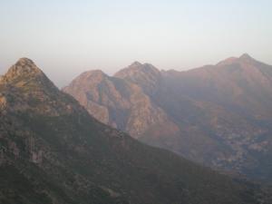 LES MONTAGNES LONGEANT  LA ROUTE DE TIKJDA
